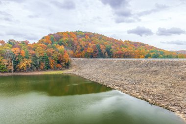 Sonbahar sezonunda Pleasant Hill Barajı manzarası. Perrysville 'de. Ohio mu? ABD