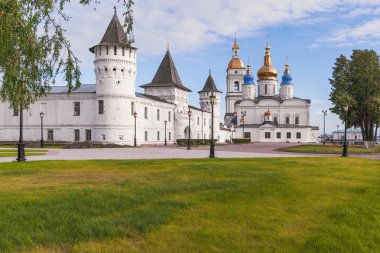 Tobolsk 'ta. Tyumen oblast. Rusya, Temmuz 06, 2010 - St. Sophia Varsayım Katedrali ve Tobolsk Kremlin 'in Gostiny Dvor' u. Tobolsk Kremlin, Sibirya 'daki tek Kremlin taşıdır.