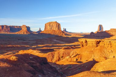 Günbatımında John Ford 'un noktasından Navajo Anıt Vadisi Kabile Parkı' nın kırmızı kumtaşı oluşumlarının görüntüsü. Arizona mı? ABD