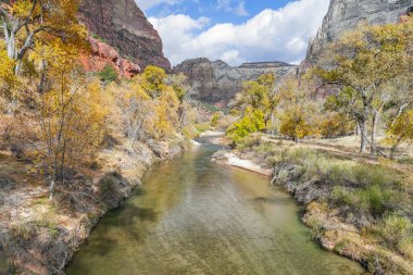 Kuzey Fork Virgin Nehri ve çevresindeki dağlar sonbahar mevsiminde. Zion Ulusal Parkı. Utah. ABD