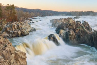 Potomac Nehri 'nin Büyük Şelalesi' nin kışın şafak vakti Potomac Nehri 'nin Büyük Şelalesi' nin manzarası. Virginia mı? ABD