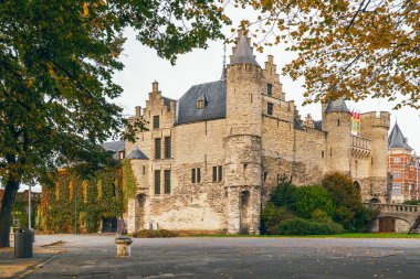 Antwerp, Belçika - 18 Ekim 2011 - Het Steen (Burg Steen), Antwerp 'in eski şehir merkezinde bulunan bir ortaçağ kalesidir.