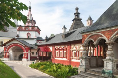 Zvenigorod. Moskova Oblastı. Rusya - 26 Haziran 2010 - Savvino-Storozhevsky Manastırı (St. Savva Storozhi Manastırı). Kutsal Üçlü Kapı Kilisesi ve Çariçe 'nin Sarayı manzarası
