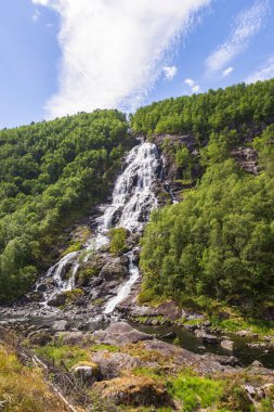 Brattlandsdalen 'deki Flesefossen şelalesi 13. yoldan görüldüğü gibi. Nesflaten. Norveç