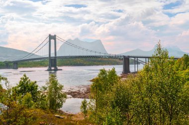 Kjerringstraumen Köprüsü manzarası. Nordland ilçesinde Efjord Köprüsü olarak bilinen üç köprünün en uzun olanıdır. Norveç. Avrupa rotası E6