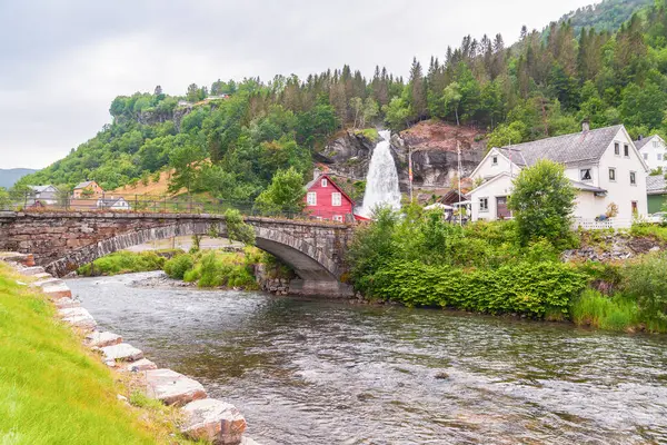 Steine köyündeki Steinsdalselva nehri üzerindeki Steinsdal Köprüsü. Kvam belediyesi. Vestland ilçesi. Norveç. Arka planda Steinsdalsfossen şelalesi