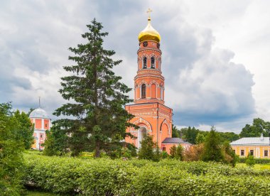 Novyy Byt, Çehovsky Bölgesi, Moskova Oblastı, Rusya - 8 Haziran 2013 - Moskova yakınlarındaki bir Rus Ortodoks manastırı olan Ascension Davidov Hermitage 'in kapı çan kulesi. Rusya