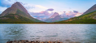 Swiftcurrent Gölü üzerindeki Grinnell Point 'in panoramik manzarası. Birçok Buzul bölgesi. Buzul Ulusal Parkı. Montana ABD