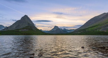Gece Swiftcurrent Gölü üzerindeki Grinnell Point manzarası. Birçok Buzul bölgesi. Buzul Ulusal Parkı. Montana ABD