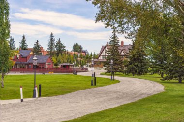 Calgary. Alberta. Kanada - 29 Ağustos 2016 - Heritage Park Tarihi Köy. Demiryolu geçidi olan köye giriş yolu. 