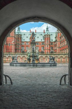 Hillerod. Danimarka - 23 Haziran. 2014 - Frederiksborg şatosunun avlusunda Neptune Çeşmesi