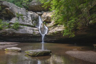 Yaz mevsiminde Cedar Falls. Queer Creek Vadisi. Hocking Hills Eyalet Parkı. Ohio mu? ABD