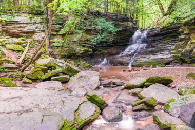 Yaz mevsiminde Honey Run Falls. Honey Run Şelale Parkı. Howard mı? Ohio mu? ABD