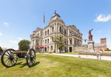 Cadiz. Ohio mu? ABD - 22 Haziran 2025 - 19. yüzyıl Harrison Adliyesi. John Bingham 'ın bronz heykeli sağda.