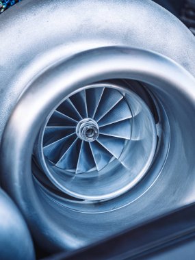 Güç artırıcı tork sürücüsü için araba motoruna yüklenmiş Turbo şarj cihazını kapat, Turbo otomobil motoru iç parçaları ve türbini gösteriyor.