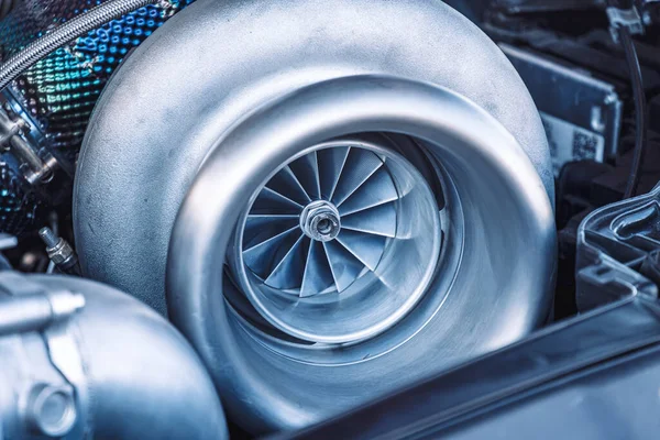 Güç artırıcı tork sürücüsü için araba motoruna yüklenmiş Turbo şarj cihazını kapat, Turbo otomobil motoru iç parçaları ve türbini gösteriyor.