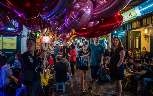 하노이 베트남 2017 베트남 하노이 거리에서 외국인 관광객을 붐비는 거리와 — 스톡 사진