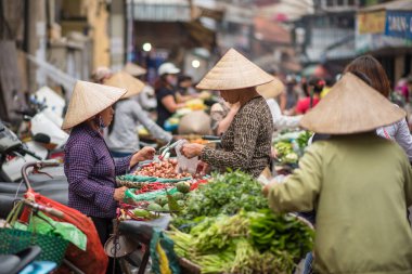 Hanoi, Vietnam - 14 Nisan 2017: Hanoi, Vietnam şehir merkezinde yerel sokak satıcıları