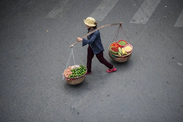 越南河内 2017年4月14日 越南河内市中心的当地街头小贩 — 图库照片