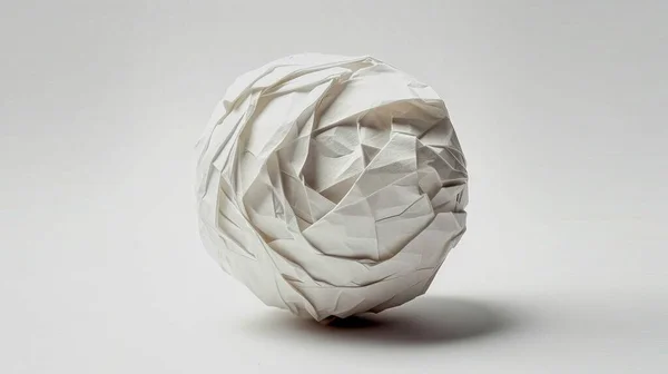 Beyaz Arkaplanda Buruşmuş Kağıt Topu — Stok fotoğraf