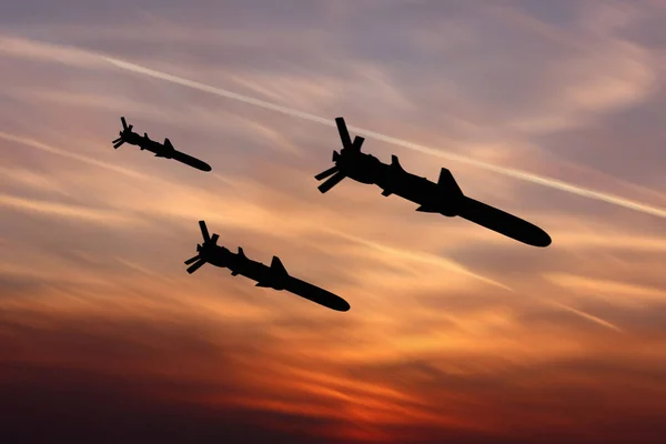 Füzeleri batıya yöneltin. Resimli fotoğraf.