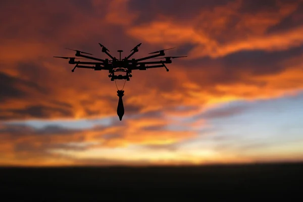 Gün batımında bombalı askeri hava aracı. Askeri çatışmalarda insansız hava aracı. Resimli fotoğraf.