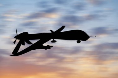 Gün batımında General Atomics MQ-1 Predator 'un silueti. Savaş robotu. Resimli fotoğraf.