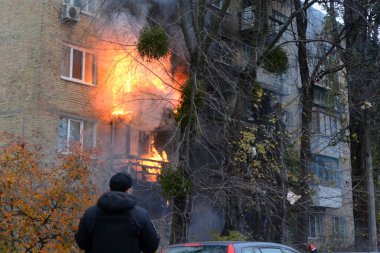 Rusya 'nın Ukrayna, Kyiv, Ukrayna' ya 15 Kasım 2022 'de düzenlediği saldırı sırasında bir yerleşim yerinde meydana gelen yangın..
