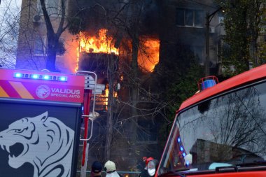 15 Kasım 2022 'de Ukrayna' nın Kyiv kentinde Rusya 'nın Ukrayna' ya düzenlediği saldırı sırasında Rus füze saldırısının vurduğu bir binada yangın söndürmeye çalışan itfaiyeciler görülüyor.