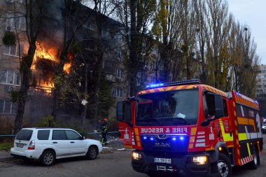 15 Kasım 2022 'de Ukrayna' nın Kyiv kentinde Rusya 'nın Ukrayna' ya düzenlediği saldırı sırasında Rus füze saldırısının vurduğu bir binada yangın söndürmeye çalışan itfaiyeciler görülüyor.