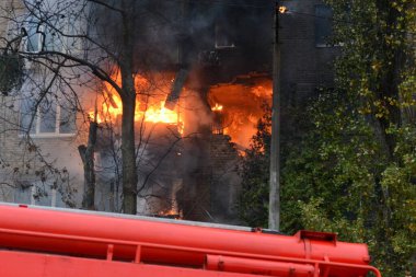 15 Kasım 2022 'de Ukrayna' nın Kyiv kentinde Rusya 'nın Ukrayna' ya düzenlediği saldırı sırasında Rus füze saldırısının vurduğu bir binada yangın söndürmeye çalışan itfaiyeciler görülüyor.