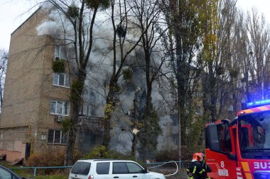 15 Kasım 2022 'de Ukrayna' nın Kyiv kentinde Rusya 'nın Ukrayna' ya düzenlediği saldırı sırasında Rus füze saldırısının vurduğu bir binada yangın söndürmeye çalışan itfaiyeciler görülüyor.