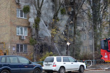 15 Kasım 2022 'de Ukrayna' nın Kyiv kentinde Rusya 'nın Ukrayna' ya düzenlediği saldırı sırasında Rus füze saldırısının vurduğu bir binada yangın söndürmeye çalışan itfaiyeciler görülüyor.