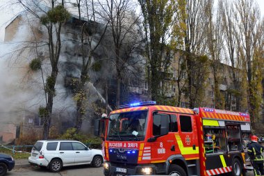 15 Kasım 2022 'de Ukrayna' nın Kyiv kentinde Rusya 'nın Ukrayna' ya düzenlediği saldırı sırasında Rus füze saldırısının vurduğu bir binada yangın söndürmeye çalışan itfaiyeciler görülüyor.