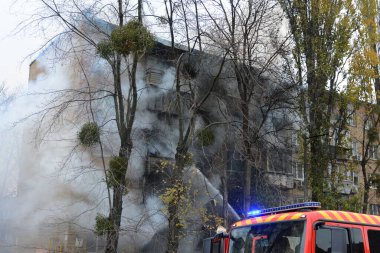 15 Kasım 2022 'de Ukrayna' nın Kyiv kentinde Rusya 'nın Ukrayna' ya düzenlediği saldırı sırasında Rus füze saldırısının vurduğu bir binada yangın söndürmeye çalışan itfaiyeciler görülüyor.