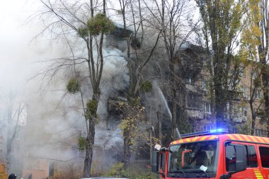 15 Kasım 2022 'de Ukrayna' nın Kyiv kentinde Rusya 'nın Ukrayna' ya düzenlediği saldırı sırasında Rus füze saldırısının vurduğu bir binada yangın söndürmeye çalışan itfaiyeciler görülüyor.
