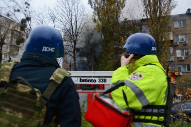 15 Kasım 2022 'de Ukrayna' nın Kyiv kentinde Rusya 'nın Ukrayna' ya düzenlediği saldırı sırasında Rus füze saldırısının vurduğu bir binada yangın söndürmeye çalışan itfaiyeciler görülüyor.