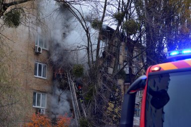 15 Kasım 2022 'de Ukrayna' nın Kyiv kentinde Rusya 'nın Ukrayna' ya düzenlediği saldırı sırasında Rus füze saldırısının vurduğu bir binada yangın söndürmeye çalışan itfaiyeciler görülüyor.