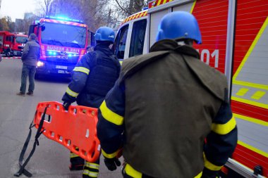 15 Kasım 2022 'de Ukrayna' nın Kyiv kentinde Rusya 'nın Ukrayna' ya düzenlediği saldırı sırasında Rus füze saldırısının vurduğu bir binada yangın söndürmeye çalışan itfaiyeciler görülüyor.