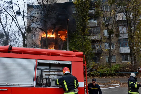 15 Kasım 2022 'de Ukrayna' nın Kyiv kentinde Rusya 'nın Ukrayna' ya düzenlediği saldırı sırasında Rus füze saldırısının vurduğu bir binada yangın söndürmeye çalışan itfaiyeciler görülüyor.