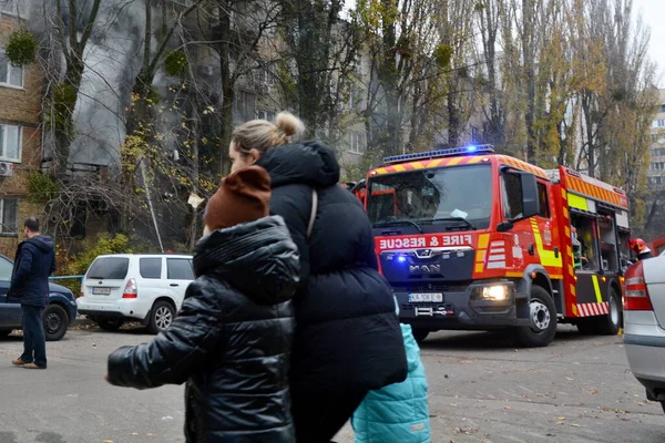 Жінка Дітьми Біжить Повз Пожежу Багатоквартирному Будинку Зруйнованому Російським Ракетним — стокове фото