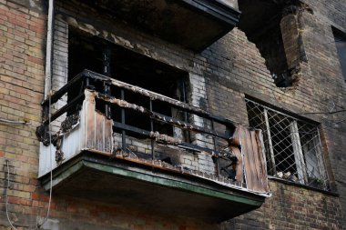 Yanan balkonlar ve yıkılan konut binaları, 15 Kasım 2022 'de Rusya' ya yapılan büyük bir saldırı sırasında atılan bir füzenin ardından, Kyiv, Ukrayna 'da görülebilir..