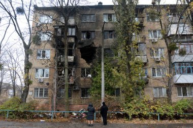 Yanan balkonlar ve yıkılan konut binaları, 15 Kasım 2022 'de Rusya' ya yapılan büyük bir saldırı sırasında atılan bir füzenin ardından, Kyiv, Ukrayna 'da görülebilir..