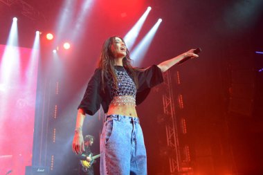 Dorofeeva (Nadia Dorofeeva) 2 Aralık 2022 'de Ukrayna' nın Kyiv kentindeki Stereo Plaza konser salonunda verdiği solo konserde. Konser sırasında, Russi 'nin hasar gören binaların restorasyonu için bir fon koleksiyonu duyuruldu.