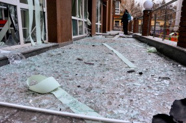 30 Aralık 2022 gecesi Rusya Federasyonu 'nun kamikaze insansız hava aracı saldırısından zarar gören Kyiv' deki bir apartmanın ön cephesini ve pencerelerini görebilirsiniz..