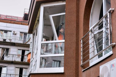 30 Aralık 2022 gecesi Rusya Federasyonu 'nun kamikaze insansız hava aracı saldırısından zarar gören Kyiv' deki bir apartmanın ön cephesini ve pencerelerini görebilirsiniz..