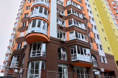 30 Aralık 2022 gecesi Rusya Federasyonu 'nun kamikaze insansız hava aracı saldırısından zarar gören Kyiv' deki bir apartmanın ön cephesini ve pencerelerini görebilirsiniz..