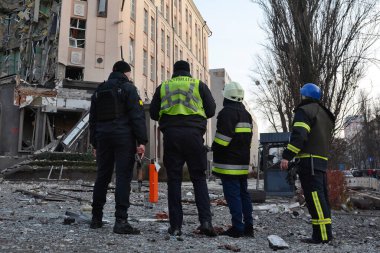 Kurtarma ekipleri ve polisler, 31 Aralık 2022 'de Ukrayna' nın başkenti Kyiv 'de kısmen imha edilen bir otelin altında çalışıyorlar. - Rus saldırıları Ukrayna 'nın çeşitli bölgelerini hedef aldı.