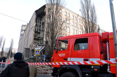 Kurtarma ekipleri ve polisler, 31 Aralık 2022 'de Ukrayna' nın başkenti Kyiv 'de kısmen imha edilen bir otelin altında çalışıyorlar. - Rus saldırıları Ukrayna 'nın çeşitli bölgelerini hedef aldı.