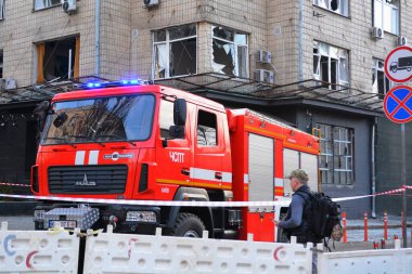 Kurtarma ekipleri ve polisler, 31 Aralık 2022 'de Ukrayna' nın başkenti Kyiv 'de kısmen imha edilen bir otelin altında çalışıyorlar. - Rus saldırıları Ukrayna 'nın çeşitli bölgelerini hedef aldı.